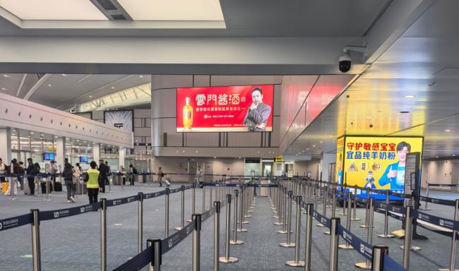 青島膠東機場安檢大廳高空燈箱：安檢區(qū)域的視覺制高點